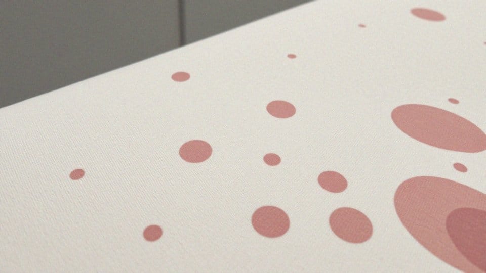 Jakie są różnice między czerwonymi kropkami a czerwonymi plamami na ciele?