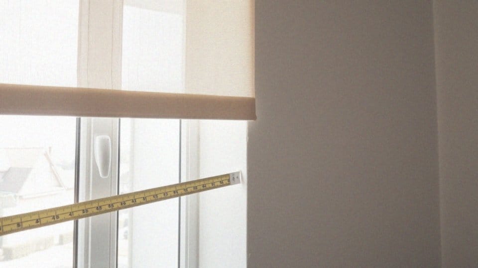 Jak dobrać rozmiar rolety do okna? Praktyczny poradnik pomiarów