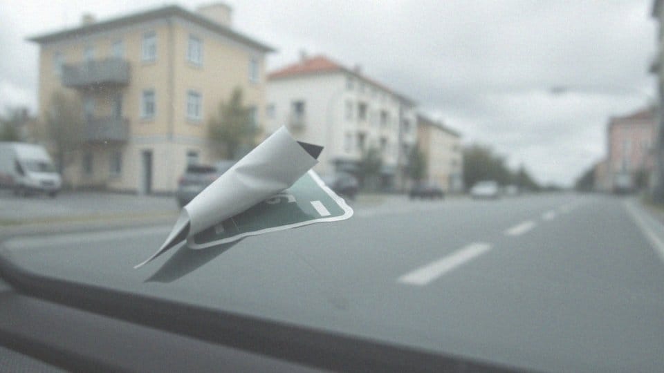 Jak usunąć naklejkę z szyby? Skuteczne metody i porady