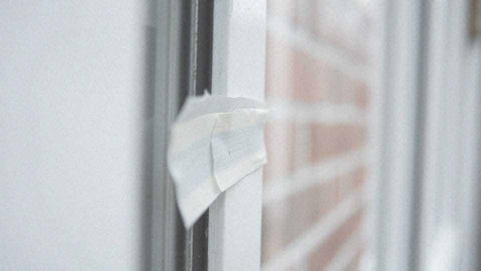 Jak usunąć taśmę klejącą z okna plastikowego? Sprawdzone metody